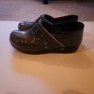 Koi by Sanita Lindsey Steel Gray Patent Leather Nursing Clogs 39 EUR, 8.5-9 US